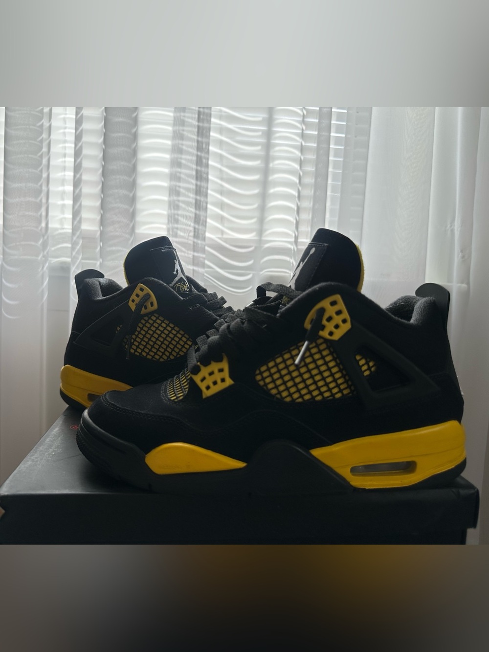 Jordan 4 Thunder Men’s Black and Yellow Retro Basketball Sneakers